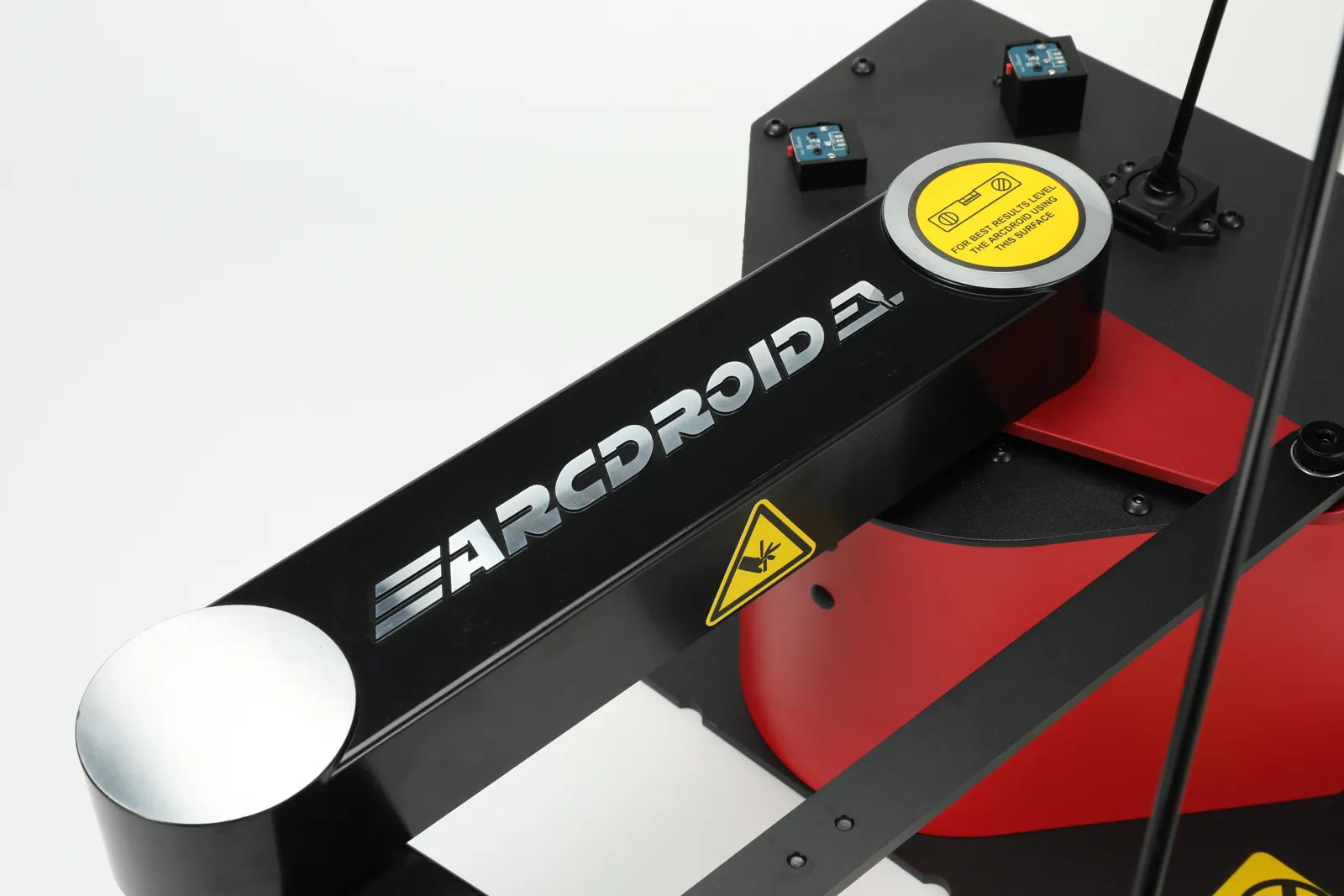 Bras de l'ArcDroid, logo et étiquette d'avertissement